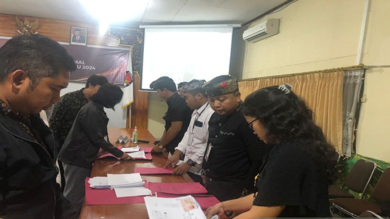 KPU Bali saat memeriksa kelengkapan berkas persyaratan bakal calon DPD Pemilu 2024 atas nama I Putu Eka Mahardika di Denpasar, Jumat (30/12/2022). ANTARA/Ni Putu Putri Muliantari