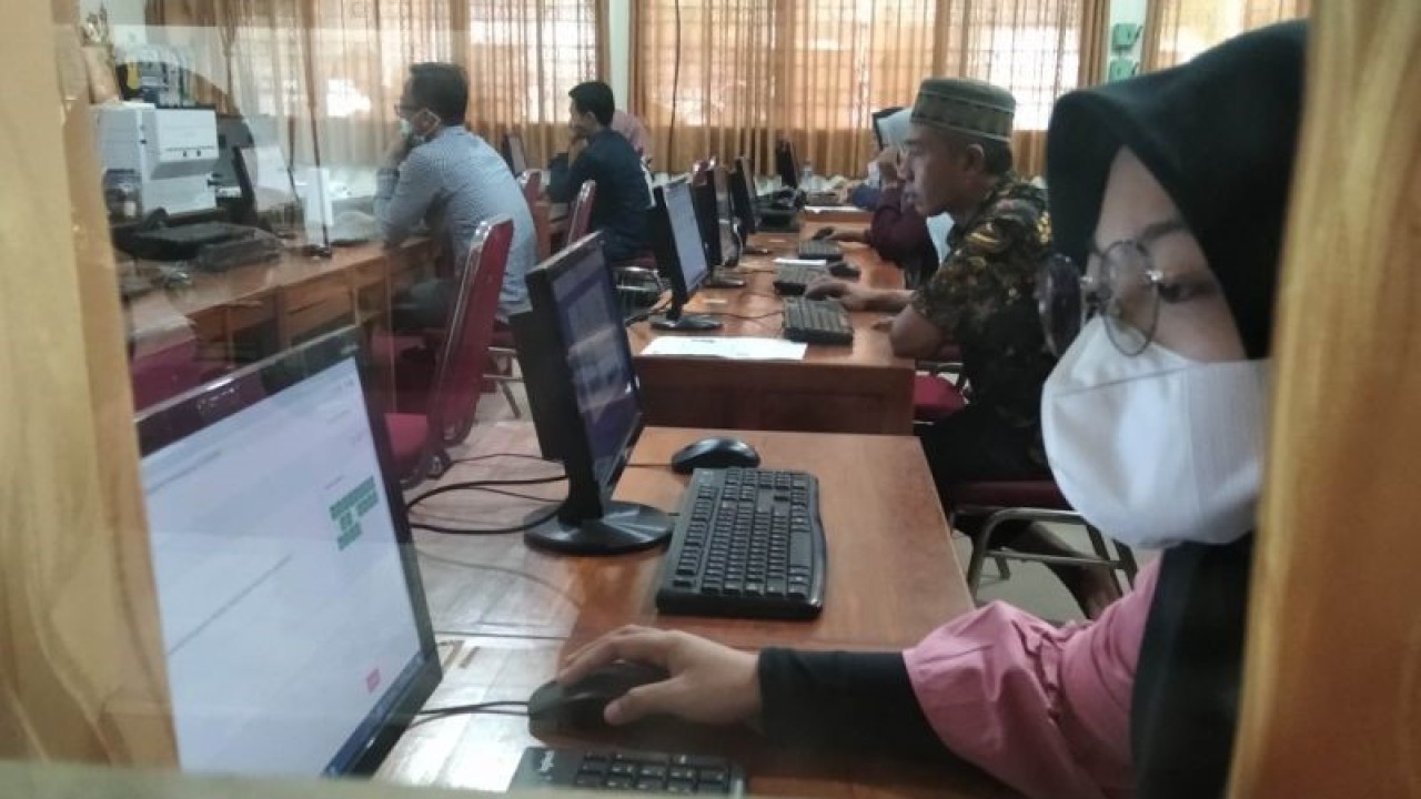 Seorang peserta tes berbasis komputer atau CAT (computer assisted test) fokus mengerjakan soal untuk seleksi panitia pemilihan kecamatan (PPK) di SMK Negeri 1 Kudus, Jawa Tengah, Selasa (6-12-2022). ANTARA/Akhmad Nazaruddin Lathif