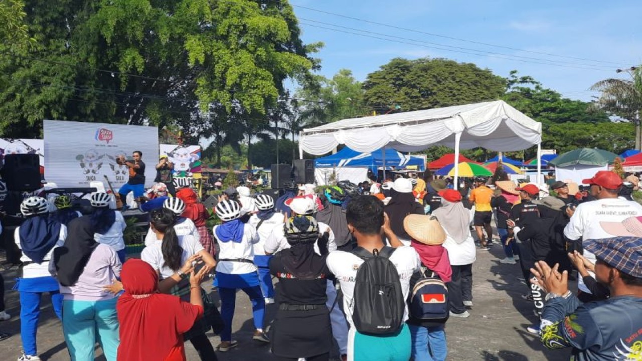 KPU kemas sosialisasikan Pemilu 2024 dengan bersepeda di acara "car free day" di Palangka Raya, Minggu (11-12-2022). ANTARA/HO-KPU Provinsi Kalteng