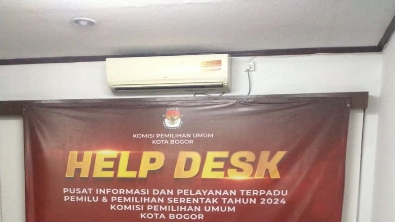 Layanan help desk di kantor KPU Kota Bogor bagi masyarakat yang membutuhkan bantuan pengaduan atau tata cara pendaftaran PPS secara daring (online). (ANTARA/HO-KPU Kota Bogor)
