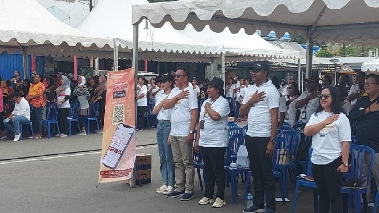 Ketua KPU Papua Diana Simbiak saat bersosialisasi dengan masyarakat dalam kegiatan Fun Sport Protect Your Rights di Taman Imbi, Kota Jayapura, Papua, Rabu (8/12) (ANTARA/Qadri Pratiwi)