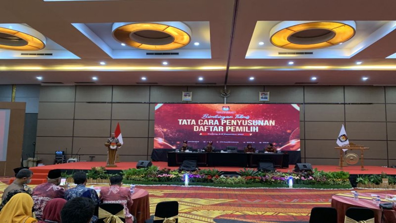 Ketua KPU RU Hasyim Asy’ari membuka Bimtek Tata Cara Penyusunan Daftar Pemilih di Hotel Truntum Kota Padang Sumbar 6-8 Desember 2022. ANTARA/Mario Sofia Nasution