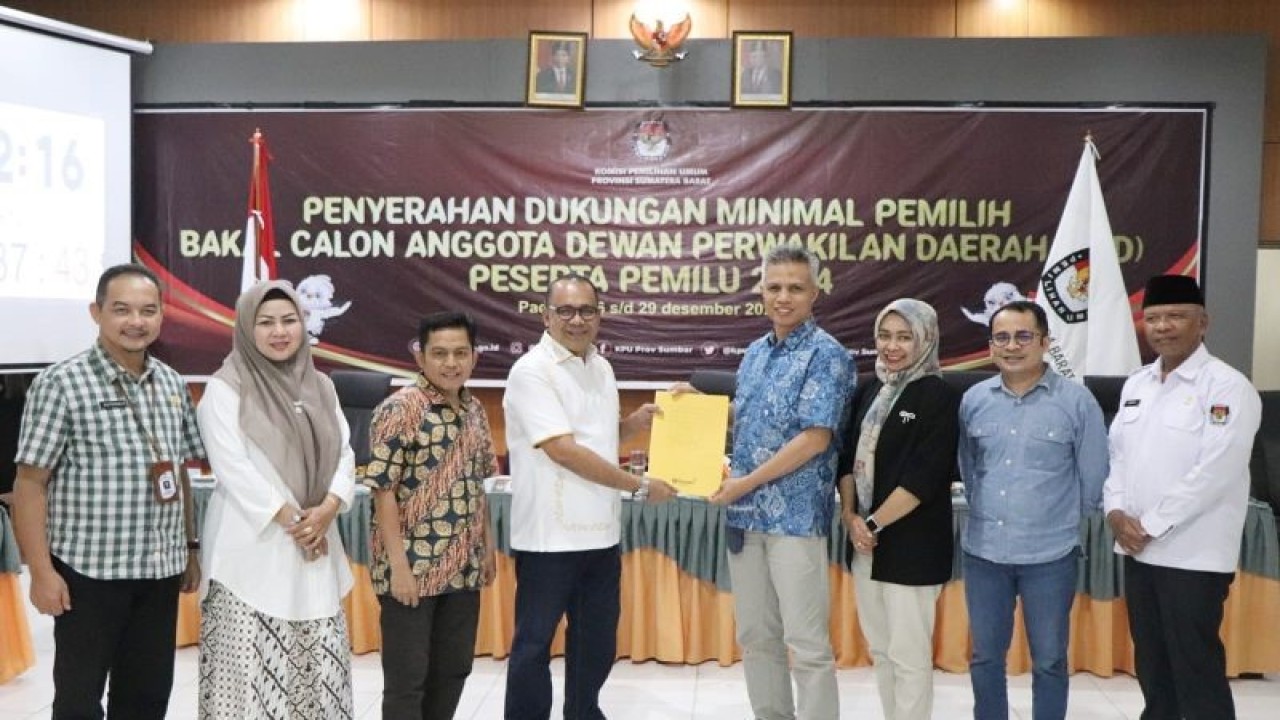 KPU Sumbar didampingi Bawaslu Sumbar menerima berkas syarat dukungan bakal calon DPD RI Desrio Putra di Kantor KPU Sumbar pada Kamis (29/12) malam (ANTARA/ Mario SN)