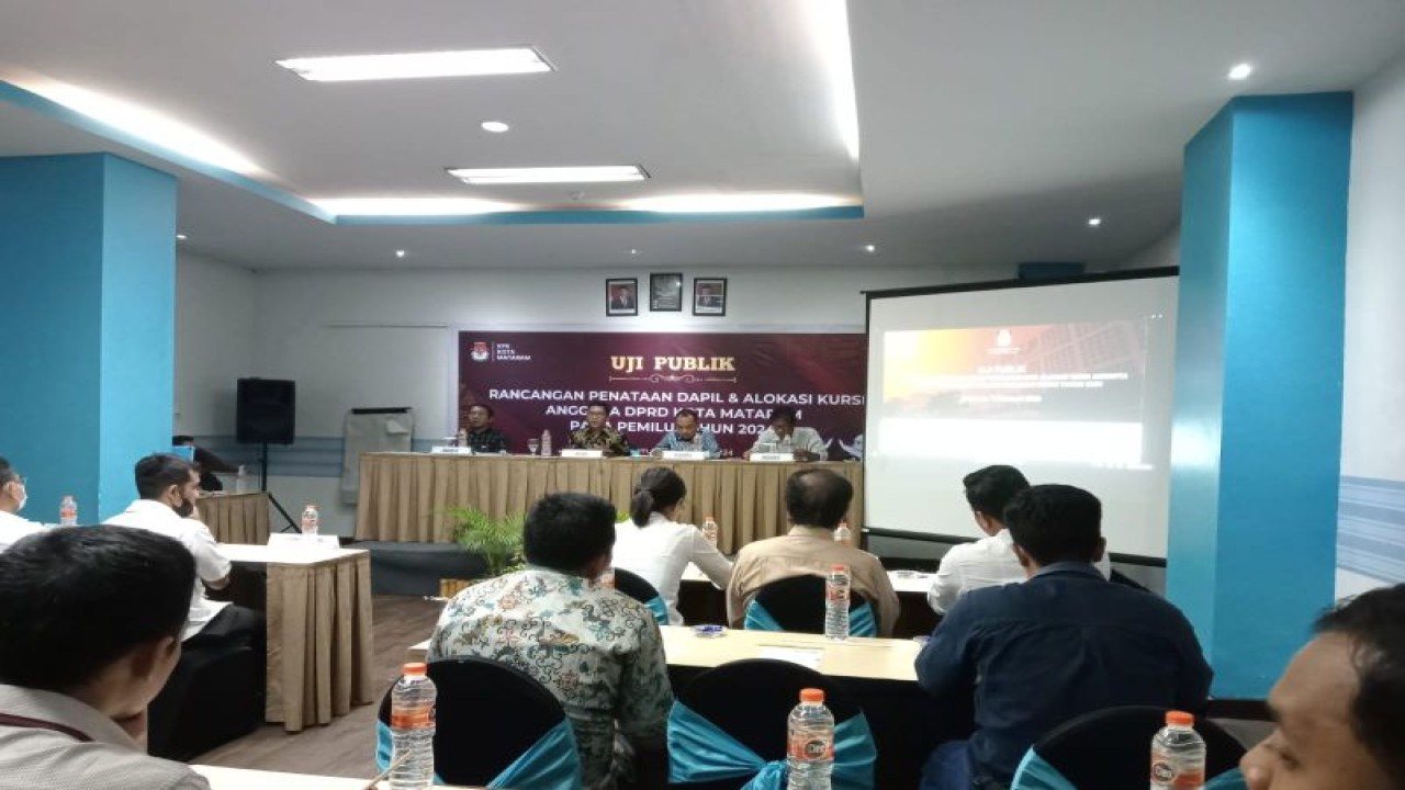 Ketua Komisi Pemilihan Umum Daerah (KPUD) Kota Mataram M Husni Abidin (depan) membuka kegiatan uji publik rancangan penataan daerah pemilihan (dapil) dan alokasi kursi anggota DPRD Kota Mataram pada Pemilu Tahun 2024, di Mataram, Provinsi Nusa Tenggara Barat, Rabu (14/12-2022). (ANTARA/Nirkomala)