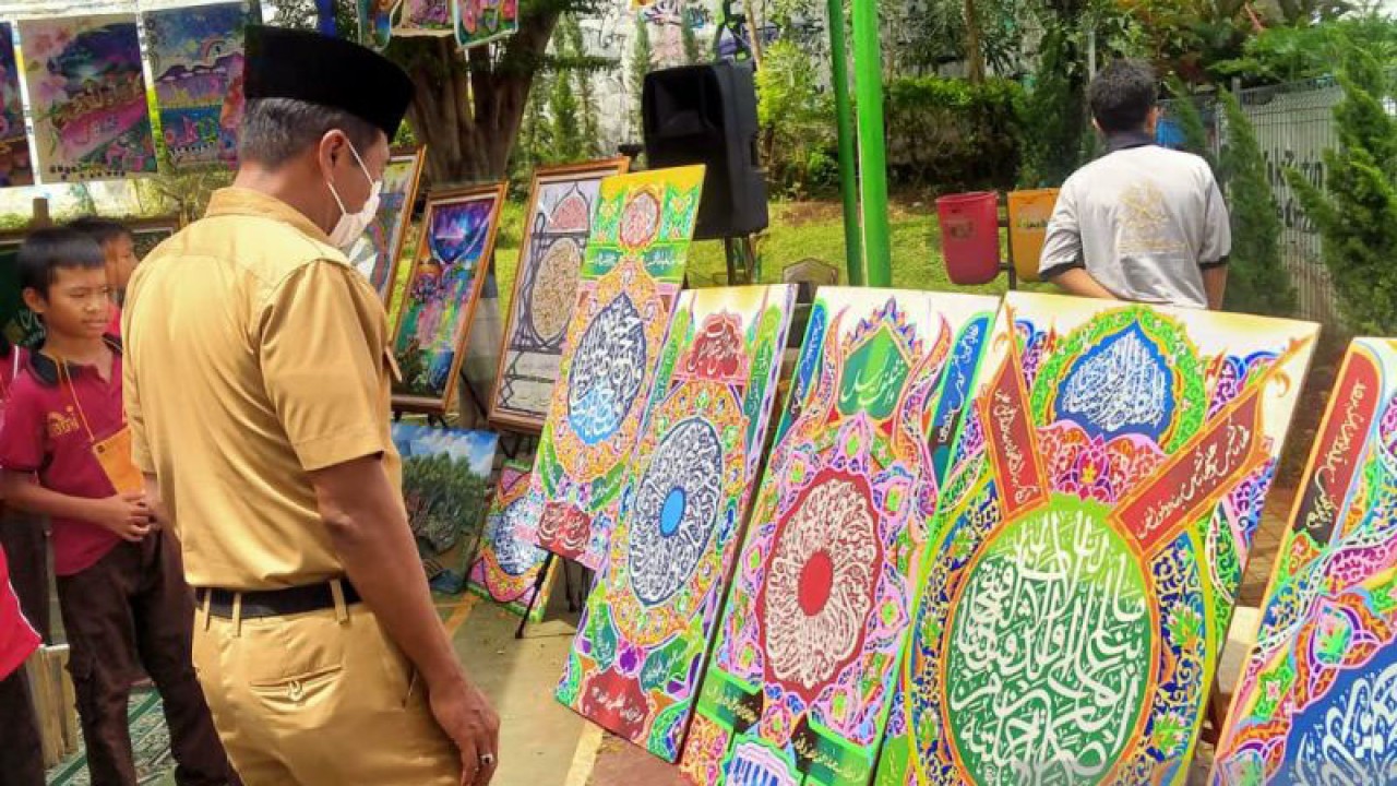 Kegiatan pameran kaligrafi di RPTRA Mustika Kramat Jati, Jakarta, Selasa (13/12/2022). ANTARA/HO-Kecamatan Kramat Jati