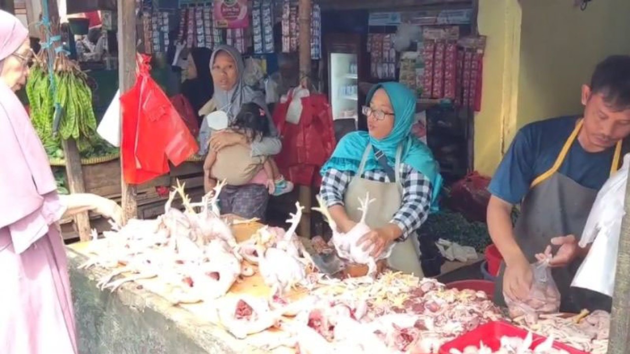 Pedagang menjual daging ayam di Pasar Kramat Jati, Jakarta, Selasa (20/12/2022). ANTARA/Yogi Rachman