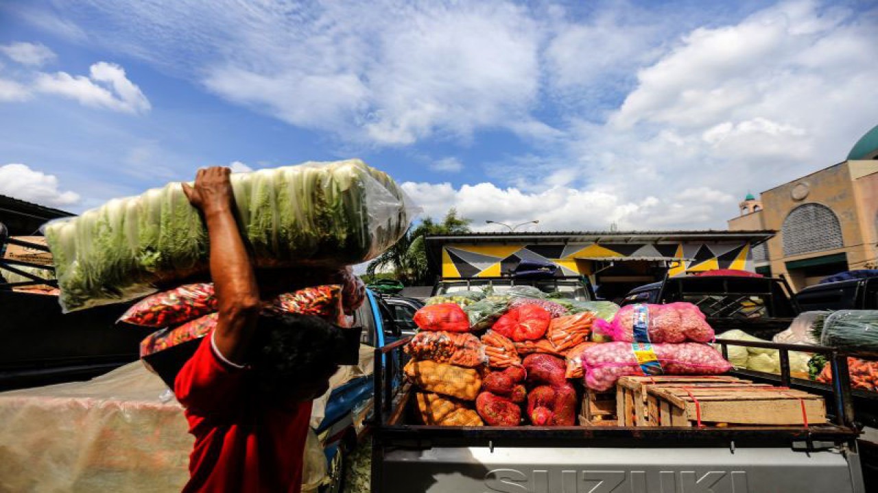 Pedagang mengangkat dagangannya di Pasar Induk, Kramat Jati, Jakarta, Kamis (1/9/2022). ANTARA FOTO/Asprilla Dwi Adha/foc.