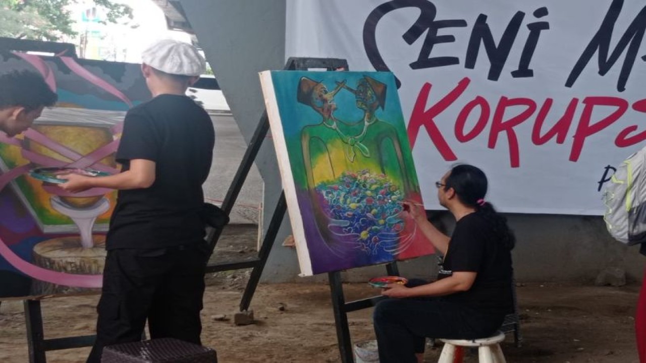 Para pelaku seni lukis yang menuangkan kritikan para aktivis di Makassar terhadap korupsi yang terjadi di Tanah Air. Kegiatan ini dilaksanakan di bawah Jembatan Layang Makassar, Kamis (7/12/2022). ANTARA/Nur Suhra