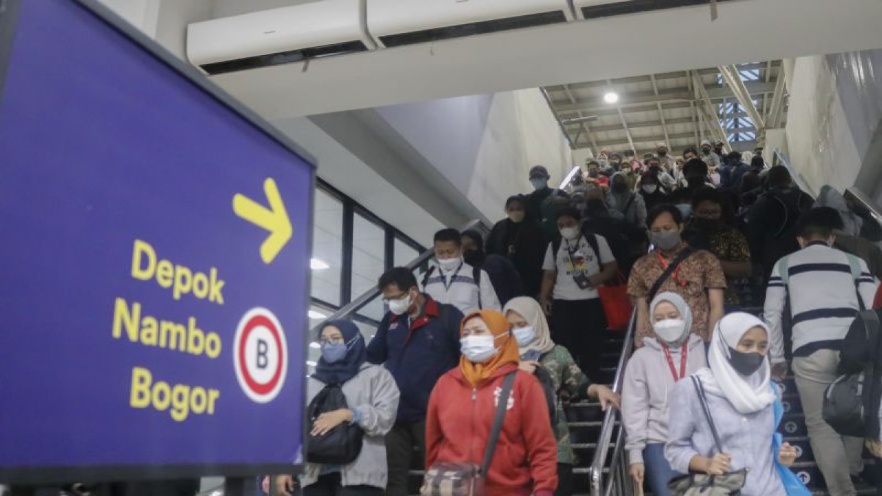 Sejumlah penumpang kereta rel listrik (KRL) Commuter line menuruni anak tangga setibanya di Stasiun Manggarai, Jakarta, Jumat (9/12/2022). PT Kereta Commuter Indonesia membatalkan 40 perjalanan KRL Jabodetabek untuk menyiapkan pelaksanaan Switch Over (SO) ke-6 Stasiun Manggarai untuk mengaktifkan jalur tiga dan empat sebagai optimalisasi perjalanan kereta di Manggarai. ANTARA FOTO/Darryl Ramadhan/nz.