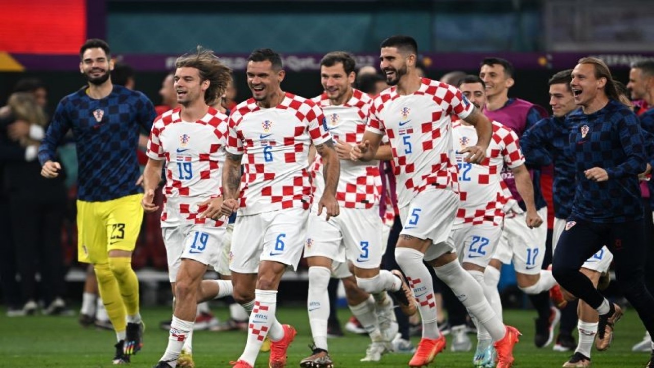 Para pemain Kroasia melakukan selebrasi setelah menang 2-1 atas Maroko dan menempati peringkat ketiga Piala Dunia 2022 di Khalifa International Stadium, Doha pada Sabtu (17/12/2022). ANTARA/AFP/PAUL ELLIS