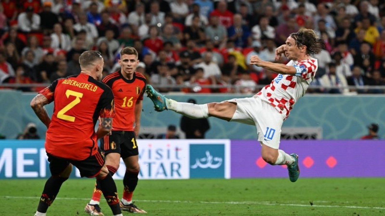 Gelandang Kroasia (kanan) Luka Modric berusaha mengontrol bola dalam pertandingan Grup F Piala Dunia 2022 melawan Belgia di Ahmad Bin Ali Stadium, Al-Rayyan, pada 1 Desember 2022. ANTARA/AFP/OZAN KOSE