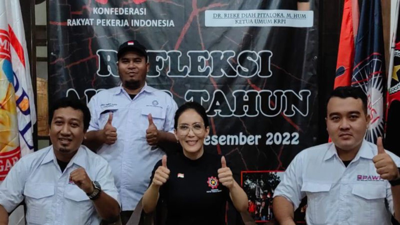 Ketua Umum Konfederasi Rakyat Pekerja Indonesia (KRPI) Rieke Diah Pitaloka (baju hitam). ANTARA/HO-Dokumentasi Pribadi