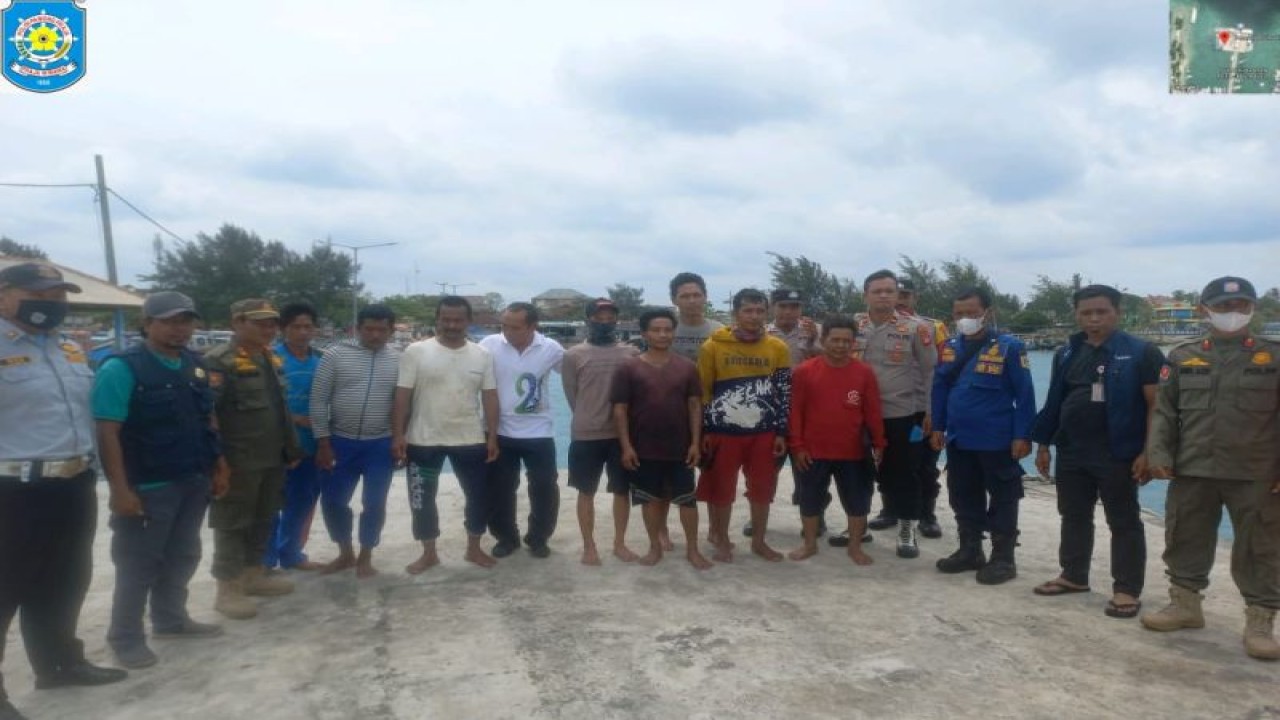 Sejumlah kru kapal yang dilaporkan tenggelam usai menabrak karang di perairan sebelah timur Pulau Petondan Kecil (Papatheo), Kelurahan Pulau Harapan, Kepulauan Seribu Utara, Jumat, dinyatakan selamat. (ANTARA/HO-Satpol PP Kepulauan Seribu