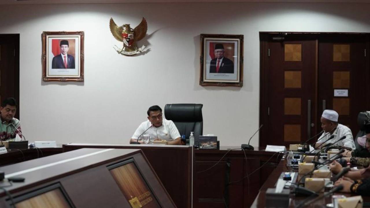 Kepala Staf Kepresidenan (KSP) Moeldoko didampingi Deputi IV KSP Juri Ardiantoro melakukan audiensi dengan Pengurus Wilayah Aceh Majelis Pengkajian Tauhid Tasawuf Indonesia di Gedung Bina Graha Jakarta, Selasa (13/12). (ANTARA/HO-Kantor Staf Presiden)