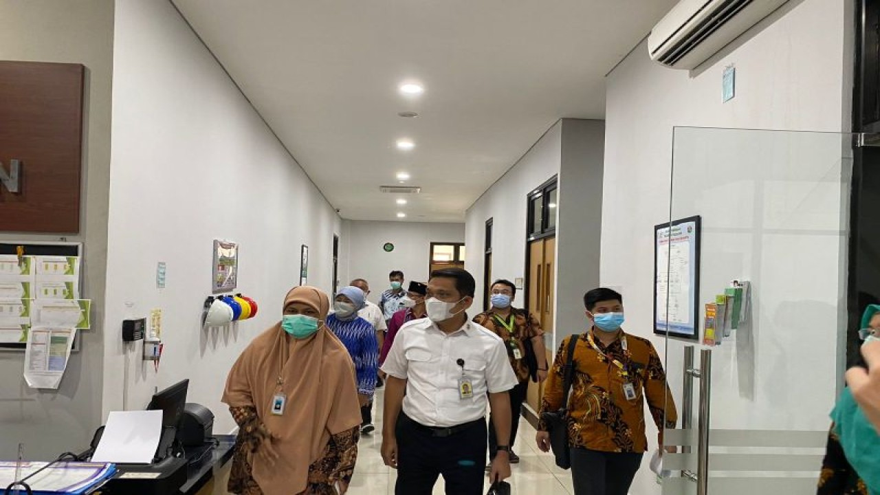 Deputi II KSP Abetnego Tarigan bersama perwakilan DJSN, Kemenkes, BPJS Kesehatan, dan Pemerintah Daerah Jawa Tengah melakukan pengawasan kesiapan Implementasi Uji Coba Kelas Rawat Inap Standar (KRIS) Jaminan Kesehatan Nasional di RSUP Surakarta, Jawa Tengah. ANTARA/HO-KSP