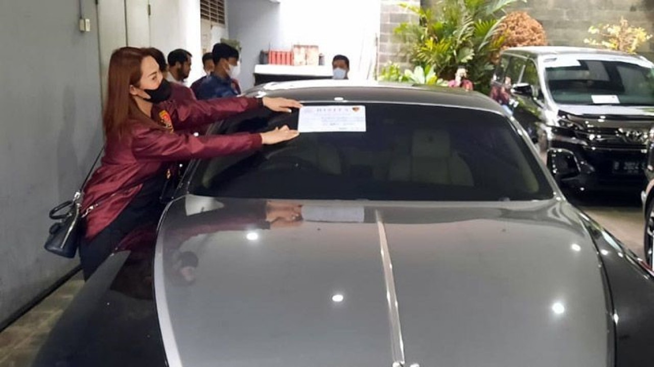 Arsip Foto - Penyidik Dittipideksus Bareskrim Polri memasang tanda sita pada mobil mewah milik tersangka KSP Indosurya, di Gedung Indosurya Center Jalan MH THamrin, Jakarta Pusat, Kamis (10/3/2022). ANTARA/Laily Rahmawaty/am.