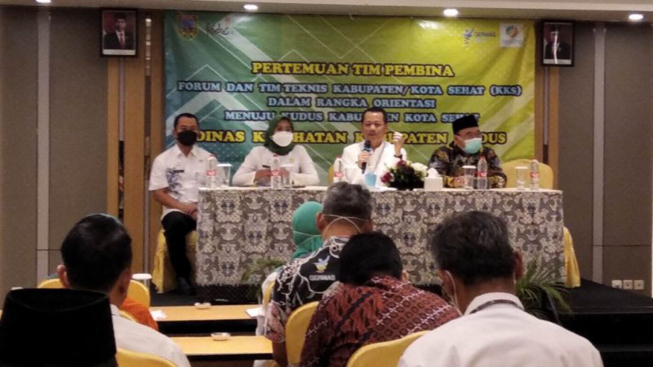 Pelaksana Harian Bupati Kudus Samani Intakoris ditemui di sela-sela pertemuan tim pembina forum dan tim tkenis kabupaten/kota sehat menuju Kudus sebagai kabupaten sehat di Hotel @Hom Kudus, Kamis (8/12/2022). ANTARA/Akhmad Nazaruddin Lathif.