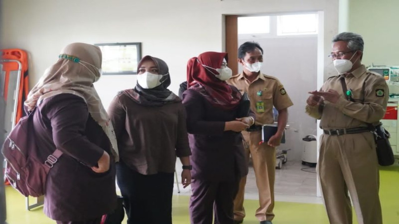 Anggota DPRD Kulon Progo meninjau pelaksanaan pelayanan kesehatan di RSUD Wates pada Senin (12/12/2022). (ANTARA/HO-Humas DPRD Kulon Progo)