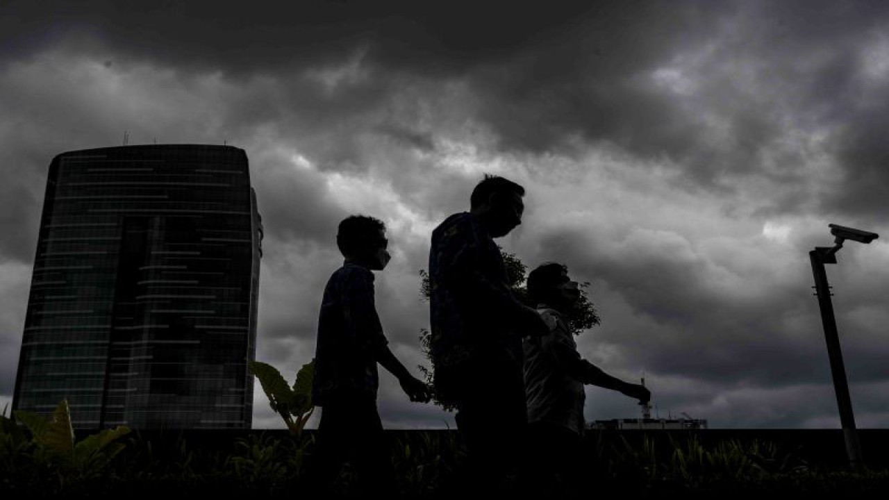 Mendung penanda hujan meliputi langit di atas kawasan Kuningan, Jakarta, Selasa (27/12/2022). (ANTARA FOTO/Aprillio Akbar/aww)