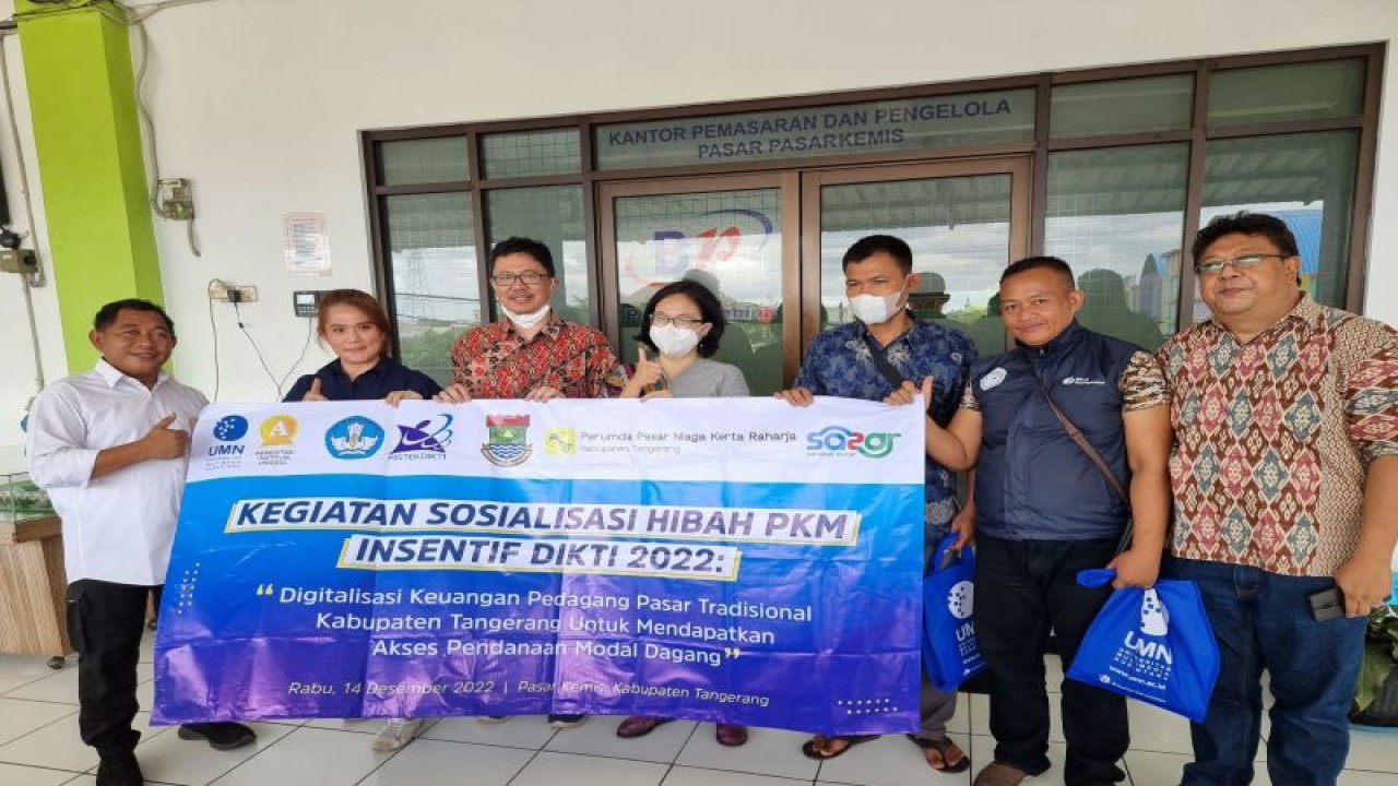 Kunjungan dosen UMN ke pasar dalam sosialisasi aplikasi Sasar.