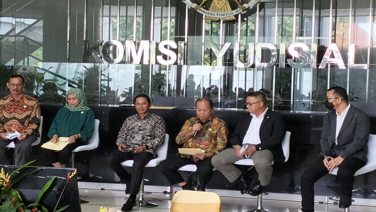 Ketua Bidang Pengawasan Hakim dan Investigasi KY Joko Sasmito (dua kiri) dalam kegiatan capaian kinerja KY tahun 2022 di Jakarta, Rabu (28/12/2022). (ANTARA/Muhammad Zulfikar)