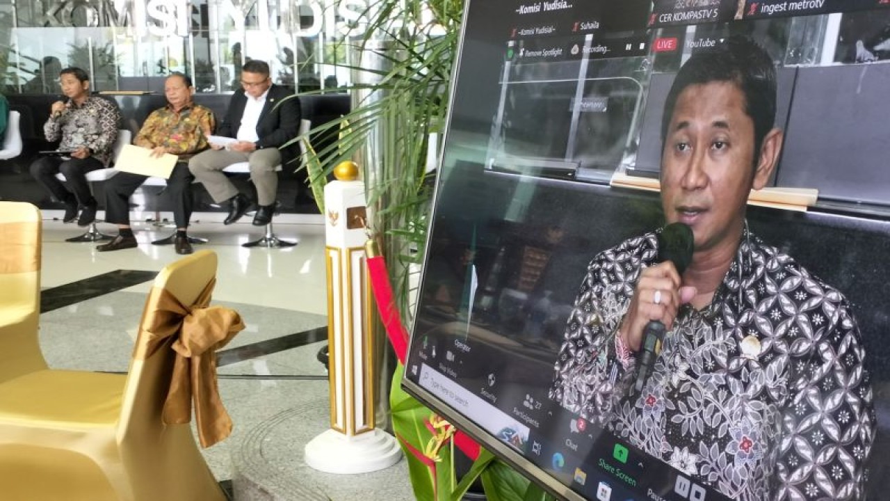 Ketua KY Prof Mukti Fajar Nur Dewata menyampaikan paparan pada kegiatan capaian kinerja lembaga tersebut selama tahun 2022 di Jakarta, Rabu, (ANTARA/Muhammad Zulfikar).