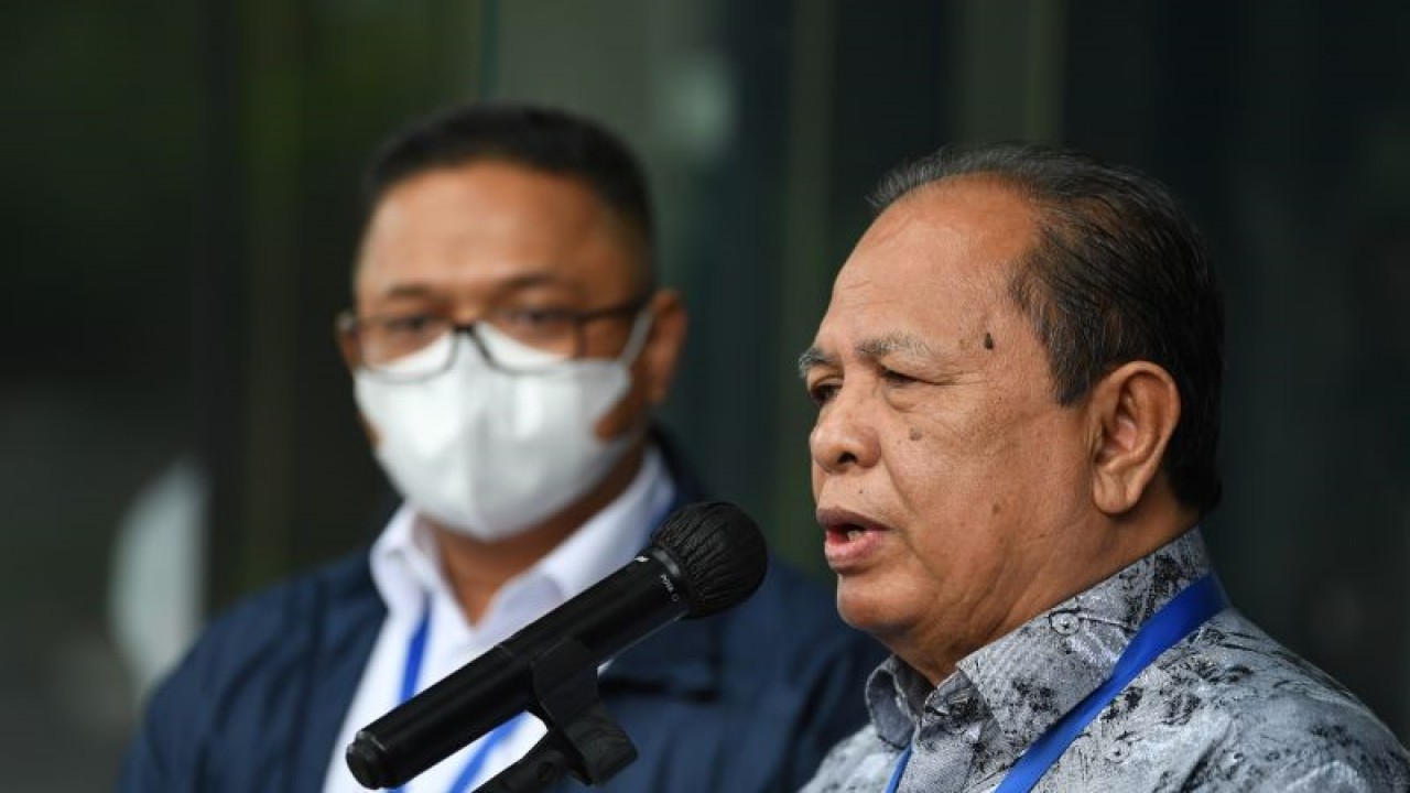 Wakil Ketua Komisi Yudisial (KY) M. Taufiq HZ (kanan) didampingi Komisoner KY sekaligus Ketua Tim Pemeriksa Binziad Khadafi (kiri) memberikan keterangan terkait pemeriksaan tersangka Hakim Yustisial MA di Gedung Komisi Pemberarantasan Korupsi (KPK), Jakarta, Senin (26/12/2022). ANTARA FOTO/Akbar Nugroho Gumay/tom.