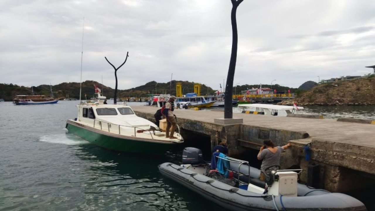 Sejumlah orang dan kapal-kapal di Labuan Bajo, Kabupaten Manggarai Barat, NTT. (ANTARA/Fransiska Mariana Nuka)
