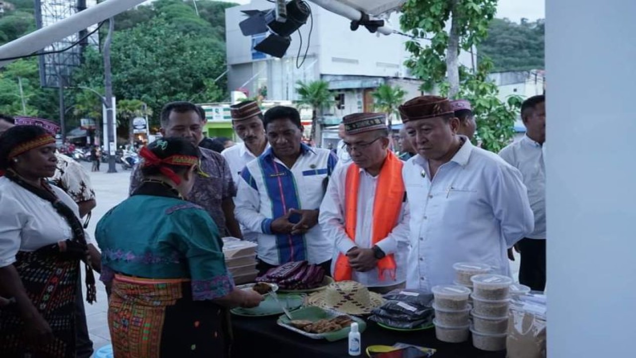Wakil Bupati Yulianus Weng mengunjungi Expo Ekonomi Kreatif di Labuan Bajo, Manggarai Barat, NTT, Jumat (16/12/2022). (ANTARA/HO-Dinas Kominfo Manggarai Barat)