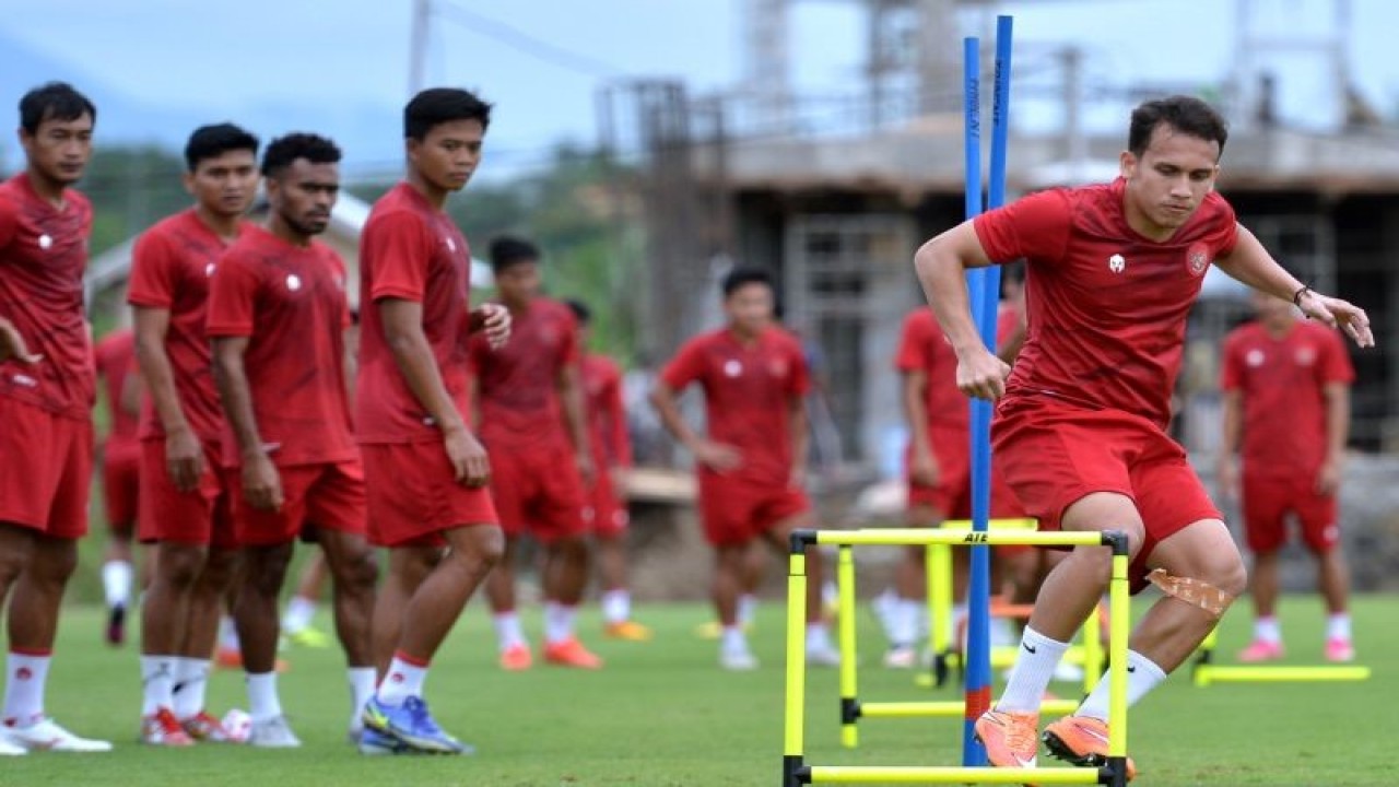 Pesepak bola Timnas Indonesia Egy Maulana Vikri (kanan) mengikuti pemusatan latihan di Training Ground Bali United, Pantai Purnama, Gianyar, Bali, Jumat (16/12/2022). Timnas Indonesia terus melakukan latihan secara intensif di Bali sebelum bertolak ke Jakarta untuk pertandingan perdana Piala AFF 2022 melawan Timnas Kamboja pada 23 Desember mendatang. ANTARA FOTO/Fikri Yusuf/foc.