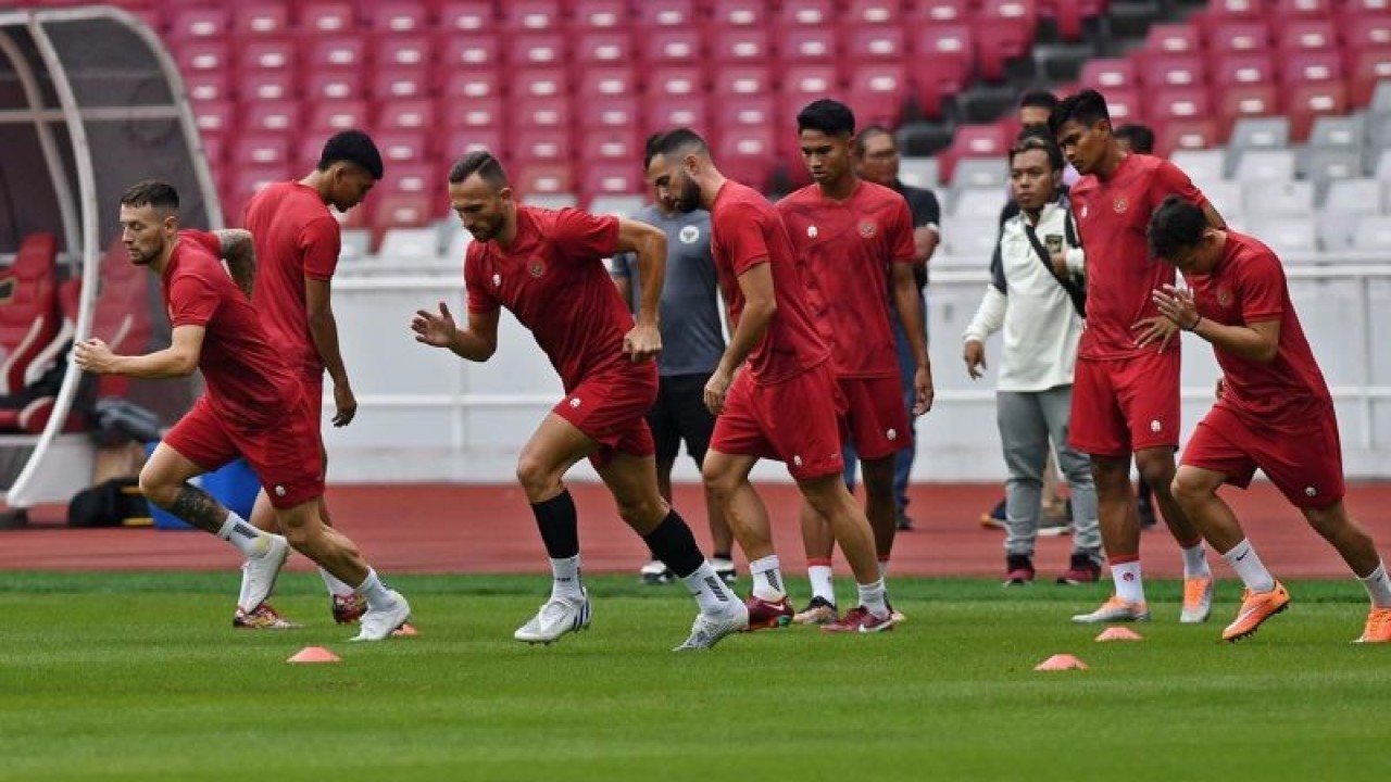 Pesepak bola Timnas Indonesia Marc Klok (kiri) bersama rekan-rekannya melakukan pemanasan dalam sesi latihan resmi jelang pertandingan grup A Piala AFF 2022 di Stadion Utama gelora Bung Karno (SUGBK), Jakarta, Kamis (22/12/2022). Pelatih Shin Tae-yong optimistis Timnas Indonesia dapat mengalahkan Timnas Kamboja dalam pertandingan yang akan berlangsung Jumat (23/12). ANTARA FOTO/Aditya Pradana Putra/aww.