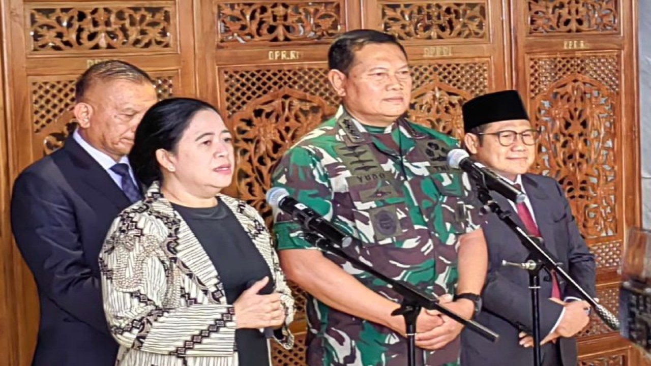 Laksamana TNI Yudo Margono usai menghadiri Rapat Paripurna DPR yang mensahkannya untuk ditetapkan sebagai Panglima TNI di Komplek Parlemen Senayan, Jakarta, Selasa (13-12-2022). (ANTARA/Melalusa Susthira K.)