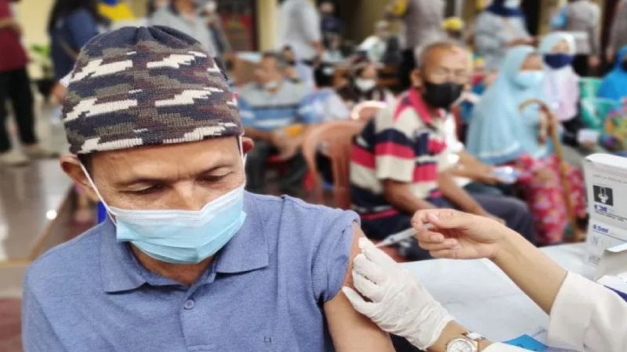 Dokumentasi - Petugas Kesehatan sedang memvaksinasi seorang lansia di Bandarlampung. (ANTARA/Dian Hadiyatna)