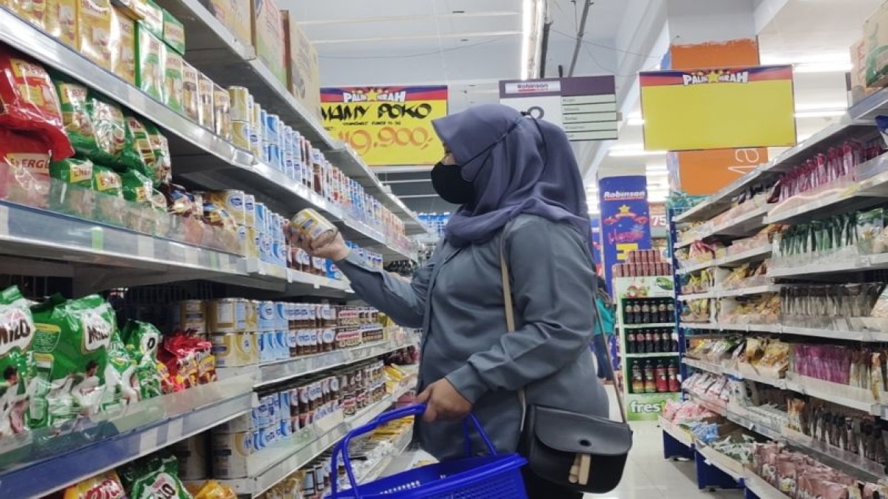 Pengunjung salah satu swalayan di Kota Bandarlampung tengah memeriksa tanggal kadaluarsa yang tertera dalam produk makanan yang hendak dibeli. ANTARA/Ruth Intan Sozometa Kanafi.