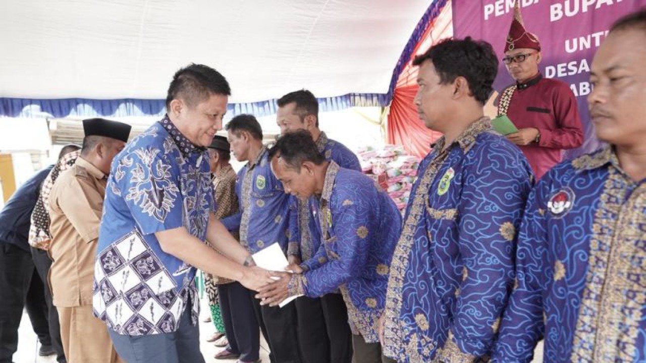 Bupati OKU Timur, Lanosin Hamzah membagikan bantuan kepada warga di Desa Campang Tiga Jaya, Kecamatan Cempaka, Jumat. (ANTARA/Edo Purmana/22)