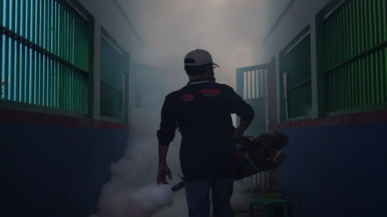 Pengasapan kamar hunian narapidana di Lapas Klas I Surabaya di Porong, Sidoarjo, Jawa Timur. (ANTARA/HO-Kanwilkumham Jatim)