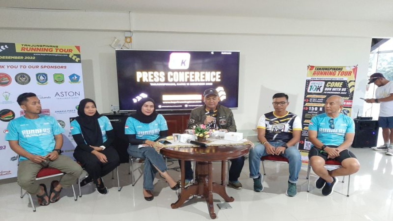 Komunitas Runner menggelar konferensi pers lomba lari Kepri 10K di Gedung Gonggong, Tanjungpinang, Jumat (16/12). (Ogen)