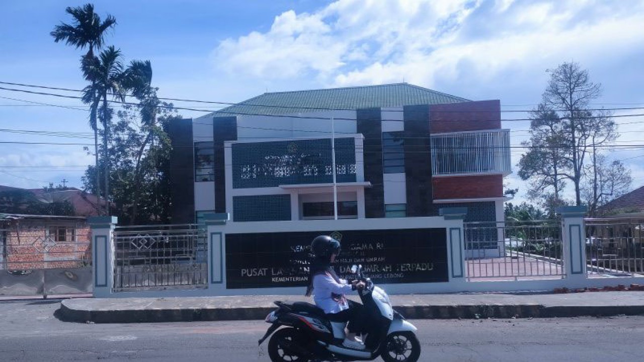 Gedung Pusat Layanan Haji dan Umrah Terpadu (PLHUT) Kabupaten Rejang Lebong yang berada di Jalan S. Sukowati Curup. ANTARA/Nur Muhamad