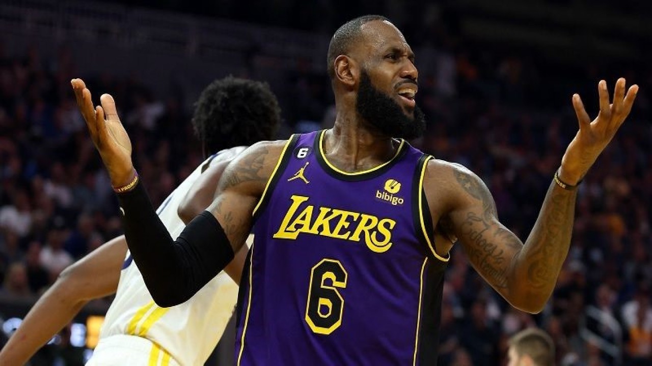 Foto arsip - Ekspresi megabintang Los Angeles Lakers LeBron James mempertanyakan keputusan wasit dalam pertandingan NBA melawan Golden State Warriors di Chase Center, California, Amerika Serikat, Selasa (18/10/2022) waktu setempat. (ANTARA/AFP/GETTY IMAGES/Ezra Shaw)