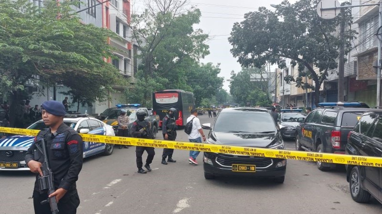 Polisi tampak berjaga di sekitar Kantor Mapolsek Astanaanyar, Kota Bandung, Jawa Barat, Rabu (17/12/2022), pasca-ledakan yang diduga bom bunuh diri. ANTARA/Ajat Sudrajat