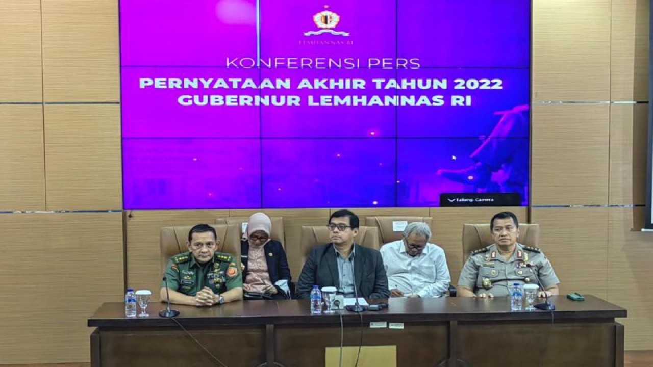 Gubernur Lembaga Ketahanan Nasional (Lemhannas) Andi Widjajanto (tengah) saat acara Konferensi Pers Pernyataan Akhir Tahun 2022 Gubernur Lemhannas RI di Gedung Lemhannas, Jakarta, Rabu (21-12-2022). (ANTARA/Melalusa Susthira K.)