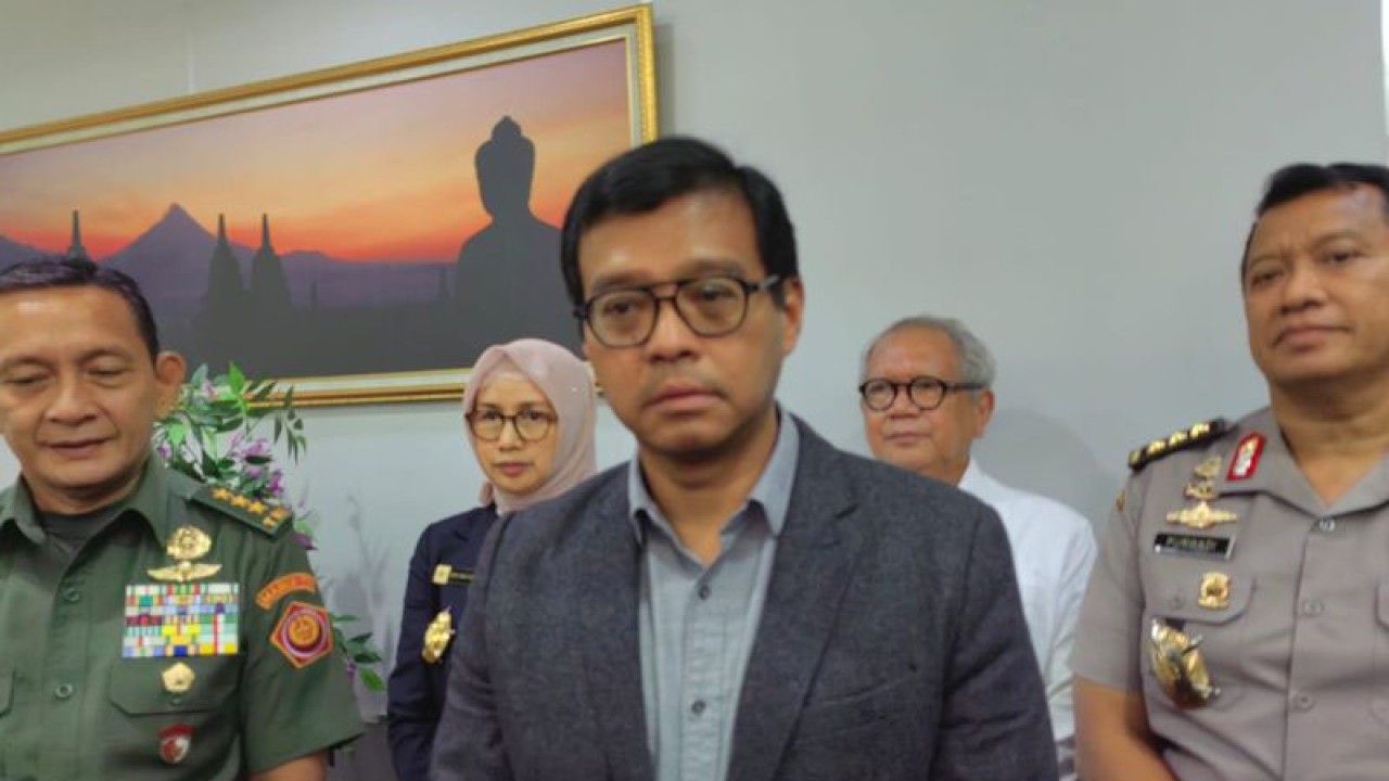 Gubernur Lembaga Ketahanan Nasional (Lemhannas) Andi Widjajanto usai konferensi pers di Gedung Lemhannas RI, Jakarta, Rabu (21/12/2022). ANTARA/Melalusa Susthira K