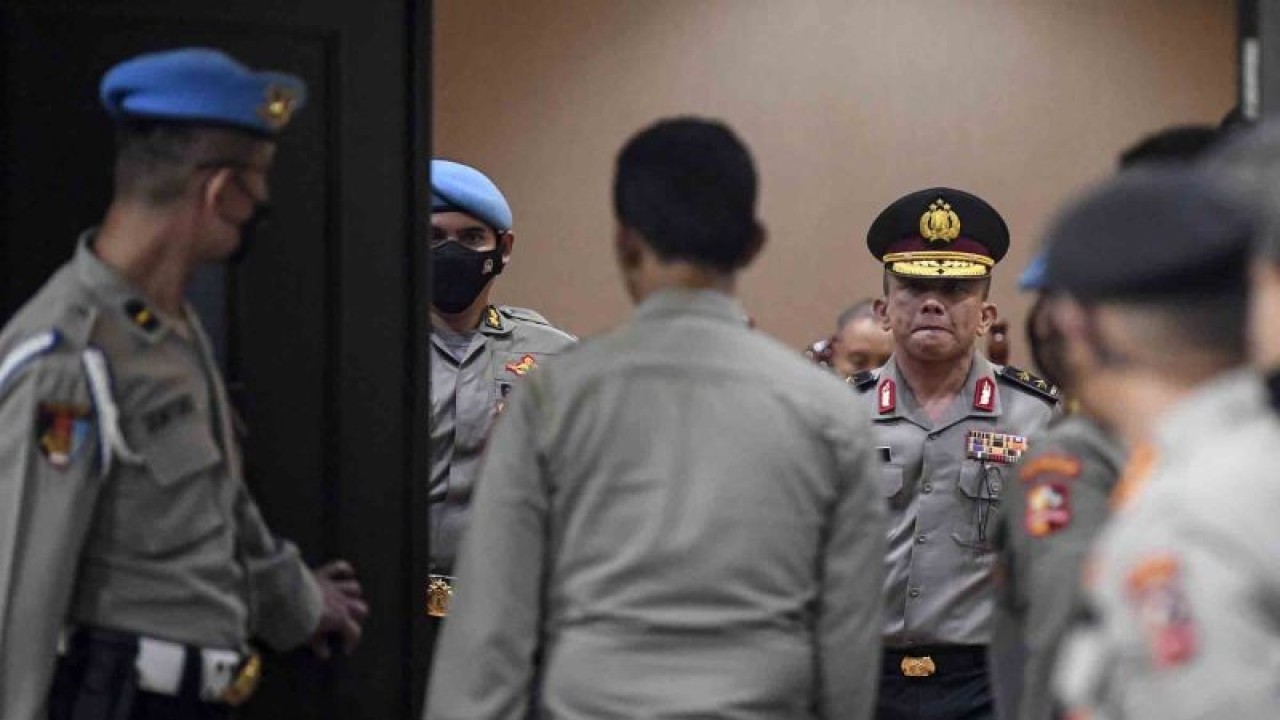 Mantan Kadiv Propam Polri Irjen Ferdy Sambo (kanan) bersiap keluar ruangan usai mengikuti sidang Komisi Kode Etik Polri (KKEP) di Gedung Transnational Crime Center (TNCC) Divisi Propam Mabes Polri, Jakarta, Jumat (26/8/2022) dini hari. Pimpinan sidang KKEP yakni Kepala Badan Intelijen Keamanan (Kabaintelkam) Polri Komjen Pol Ahmad Dofiri memutuskan bahwa Ferdy Sambo disanksi Pemberhentian Tidak Dengan Hormat (PTDH) sebagai anggota Polri selain itu juga dijatuhkan sanksi etik dengan dinyatakan sebagai perbuatan tercela dan sanksi administratif berupa penempatan khusus selama 40 hari atas kasus pembunuhan Nofriansyah Yosua Hutabarat atau Brigadir J. ANTARA FOTO/M Risyal Hidayat/wsj.