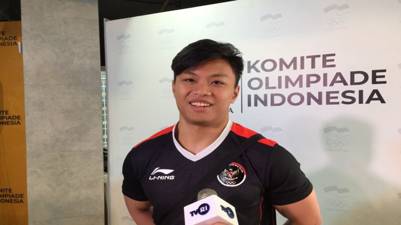 Lifter Indonesia Rahmat Erwin Abdullah menjawab pertanyaan media di Jakarta, Kamis (22/12/2022). (ANTARA/Shofi Ayudiana)