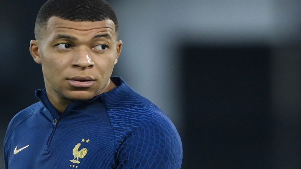 Striker timnas Prancis dan Paris Saint Germain Kylian Mbappe saat dalam sesi latihan di Al Sadd SC di Doha pada 17 Desember 2022. (Photo by FRANCK FIFE / AFP) (AFP/FRANCK FIFE)