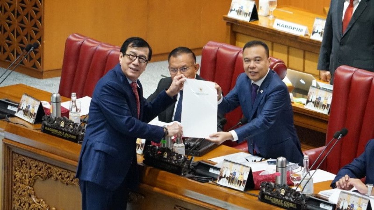 Menteri Hukum dan HAM, Yasonna H Laoly (kiri) usia rapat paripurna di DPR RI yang beragendakan pengambilan keputusan atas RUU KUHP, di Jakarta, Selasa (6/12/2022). ANTARA/HO-Kanwil Kemenkumham Kalteng