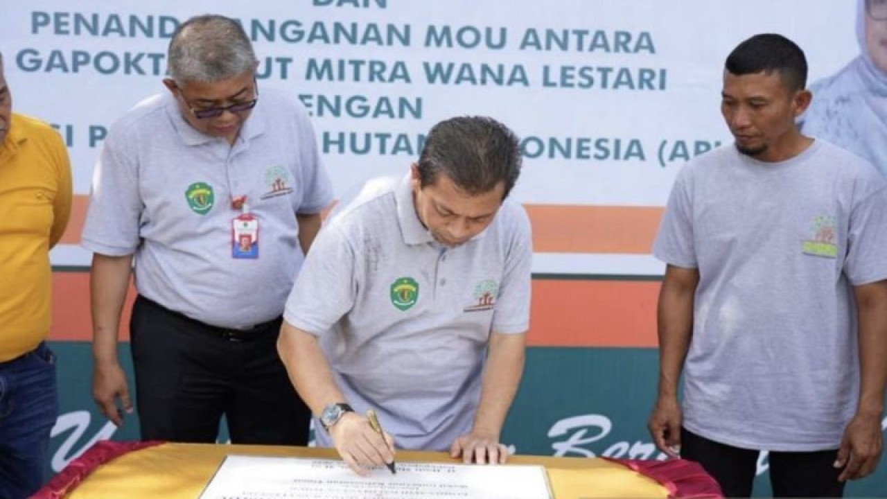 Wakil Gubernur Provinsi Kaltim Hadi Mulyadi menandatangani piagam workshop penanaman bambu di Wisata Bambu Wana, Balikpapan, Kamis (22/12/2022). (Biro Adpim Pemprov Kaltim)