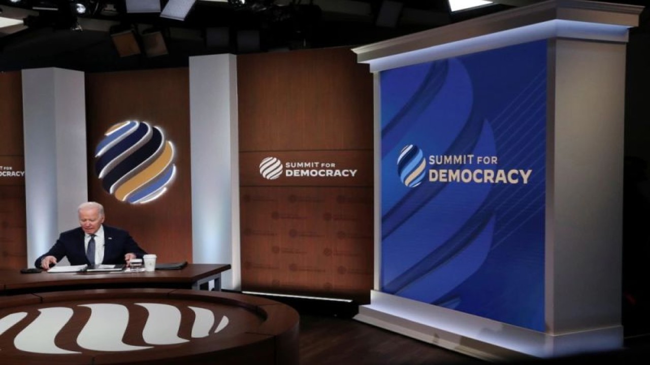 Arsip - Presiden AS Joe Biden menghadiri pembukaan KTT Demokrasi secara virtual dengan para pemimpin dari negara-negara lain di Gedung Putih, Washington, AS, 9 Desember 2021. (ANTARA/REUTERS/Leah Millis/as)