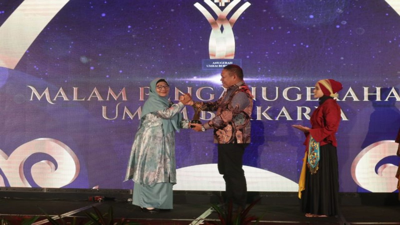 Dinas Koperasi dan Usaha Kecil Menengah Aceh memberikan anugerah UMKM Aceh Berkarya kepada lima pelaku usaha yang diserahkan Penjabat Bupati, Aceh Barat Daya. (ANTARA/Nurul Hasanah)