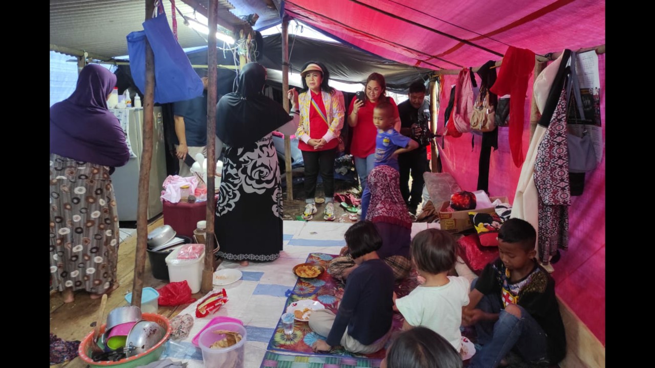 Ketua Dewan Pembina Social Gracia Community Lince Berliana Tobing saat mengunjungi pengungsi di tenda mereka.